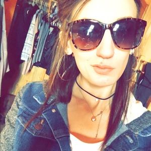 Meet your Posher, Haily